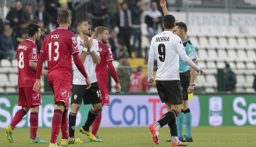 L'espulsione di Elia Legati con il Carpi (Foto Ivan Benedetto)