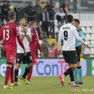 L'espulsione di Elia Legati con il Carpi (Foto Ivan Benedetto)