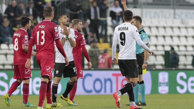 L'espulsione di Elia Legati con il Carpi (Foto Ivan Benedetto)