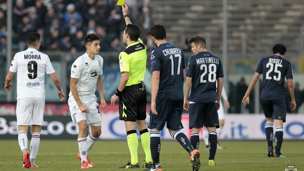 L'ammonizione di Castiglia con il Brescia (Foto Ivan Benedetto)