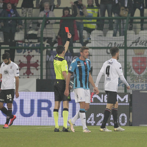 L'espulsione di Bani con il Pisa (Foto Ivan Benedetto)