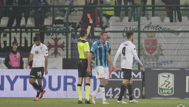 L'espulsione di Bani con il Pisa (Foto Ivan Benedetto)