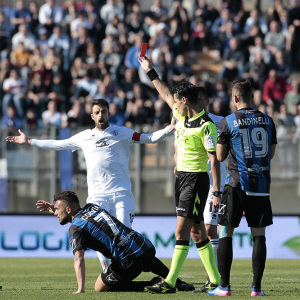 L'espulsione di Corvia in Latina-Pro Vercelli (Foto Ivan Benedetto)