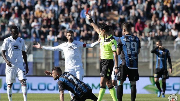 L'espulsione di Corvia in Latina-Pro Vercelli (Foto Ivan Benedetto)