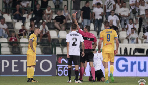 L'espulsione di Dionisi in Pro Vercelli-Frosinone (Foto Ivan Benedetto)