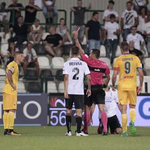 L'espulsione di Dionisi in Pro Vercelli-Frosinone (Foto Ivan Benedetto)