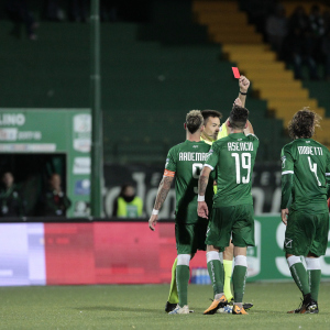 L'espulsione di Moretti in Avellino-Pro Vercelli (Foto Ivan Benedetto)