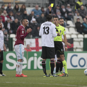 L'ammonizione di Legati contro la Virtus Entella (Foto Ivan Benedetto)