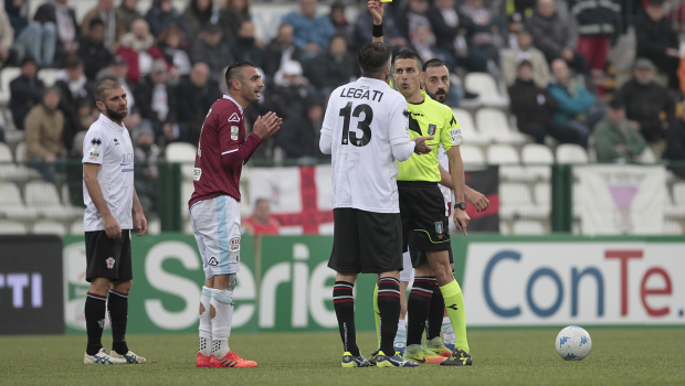 L'ammonizione di Legati contro la Virtus Entella (Foto Ivan Benedetto)