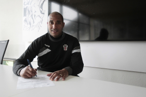 La firma sul contratto di Reginaldo (Foto Ivan Benedetto)