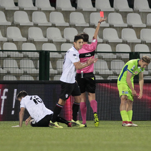 L'espulsione di Crescenzi contro la Pro Vercelli (Foto Ivan Benedetto)