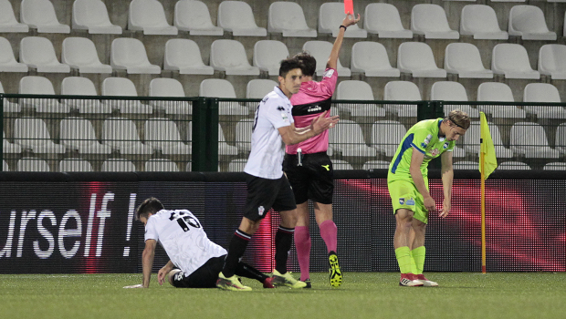 L'espulsione di Crescenzi contro la Pro Vercelli (Foto Ivan Benedetto)