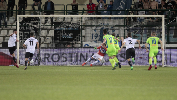 Il rigore di Vives contro il Pescara (Foto Ivan Benedetto)