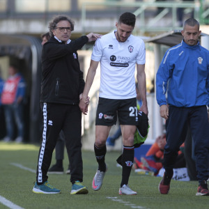 L'infortunio di Azzi contro la Robur Siena (Foto Ivan Benedetto)