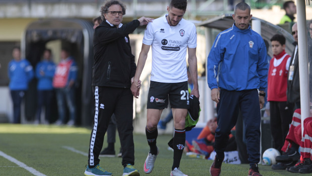 L'infortunio di Azzi contro la Robur Siena (Foto Ivan Benedetto)