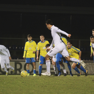 Il rigore di Tomi Petrovic contro la Pergolettese (Foto Ivan Benedetto)