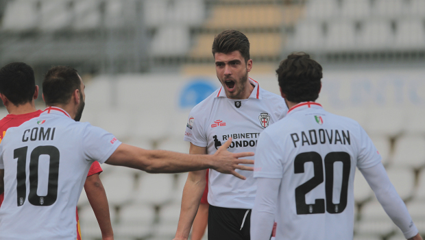 Petko Hristov esulta per il gol all'Albinoleffe (Foto Ivan Benedetto)