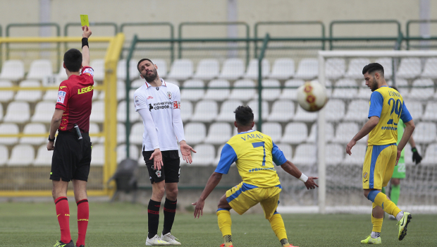 L'ammonizione di Masi contro la Pergolettese (Foto Ivan Benedetto)